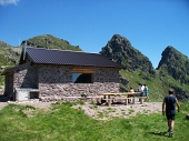 36 Rifugio con dietro i Tre Pizzi